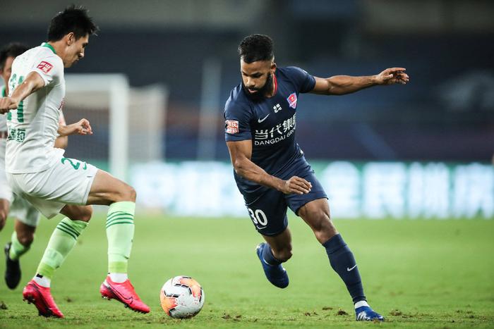 青岛黄海客场不敌山东鲁能，遭遇五连败的简单介绍